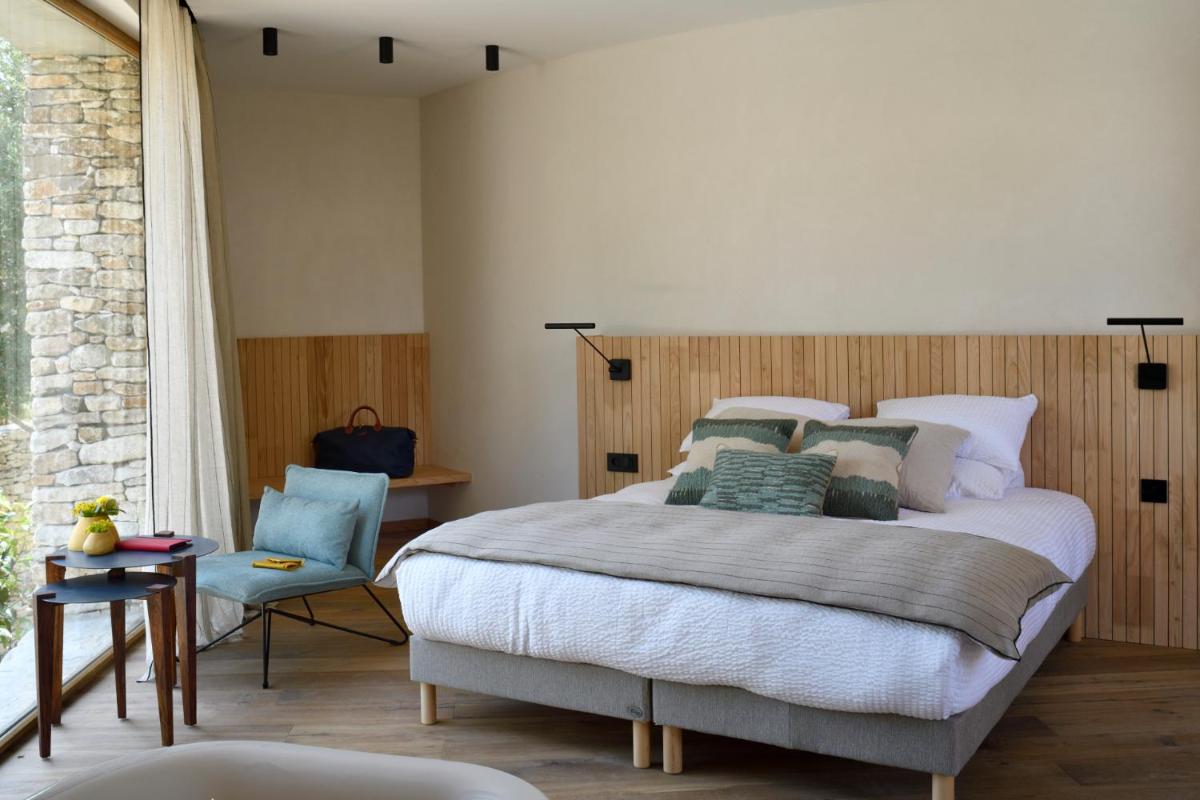 Un ou plusieurs lits dans un hébergement de l'établissement A SPERANZA Suites avec piscine privative chauffée
