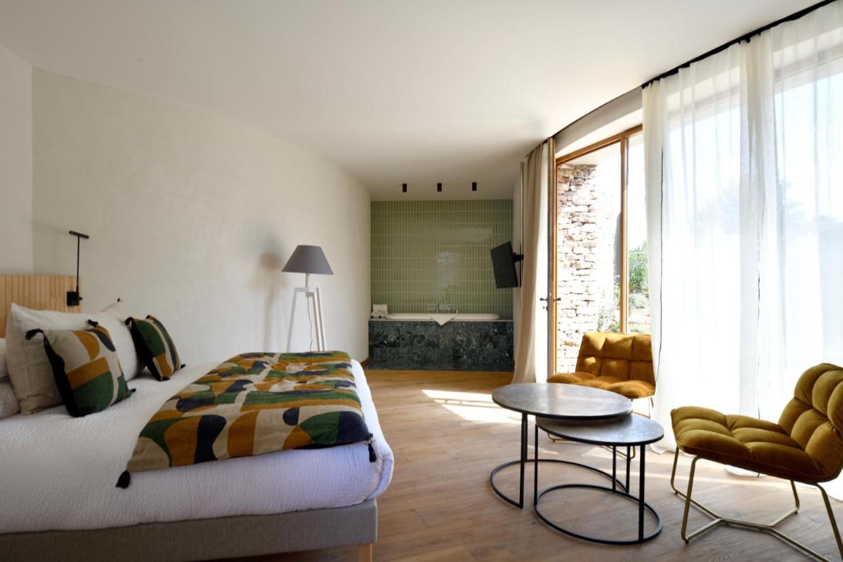 Un ou plusieurs lits dans un hébergement de l'établissement A SPERANZA Suites avec piscine privative chauffée