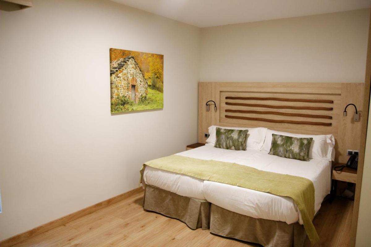 Cama o camas de una habitación en Hotel Rural Las Montañas de Pumar