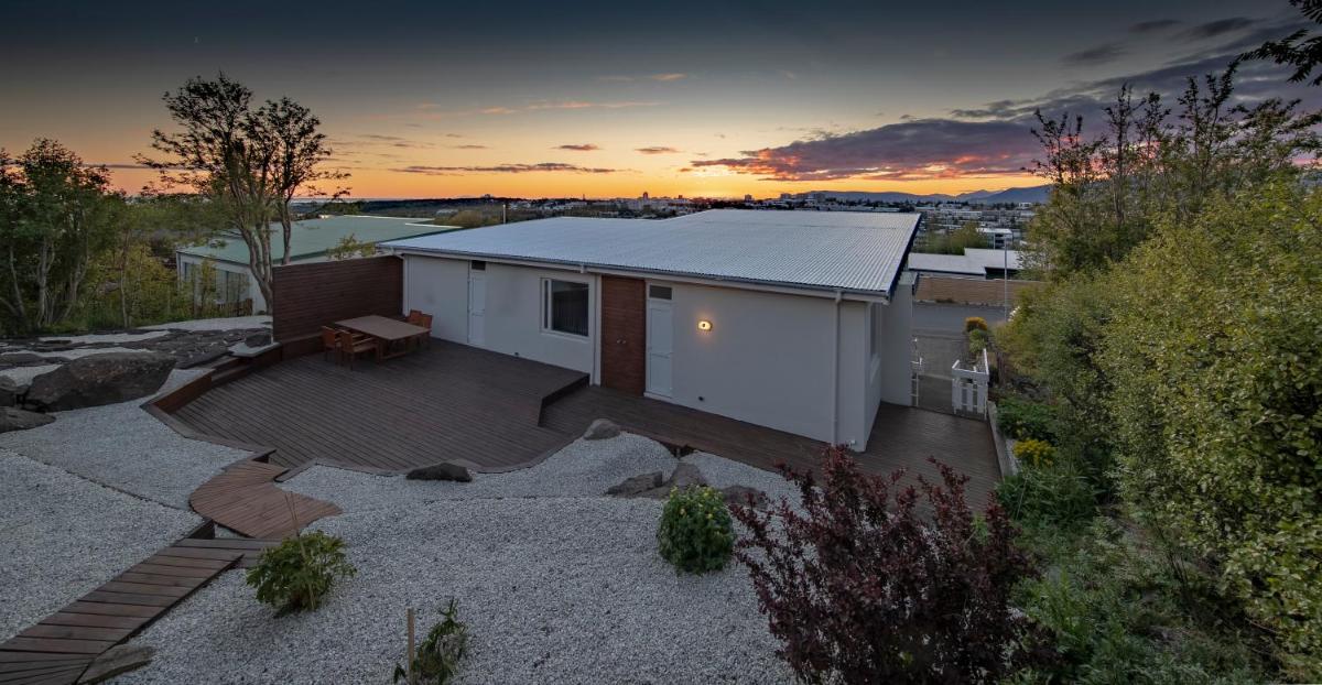 Suitetrails - ICELAND SJF Villa, Hot tub & Outdoor Sauna Amazing Mountains and City View Over Reykjavík