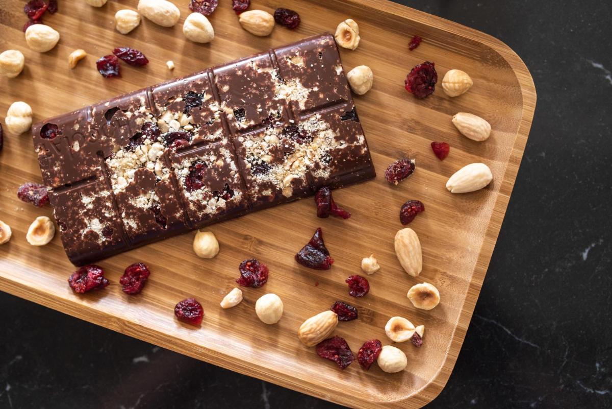 - un gâteau au chocolat sur une planche de découpe en bois avec des noix dans l'établissement Hôtel 1770 & Spa, au Pontet