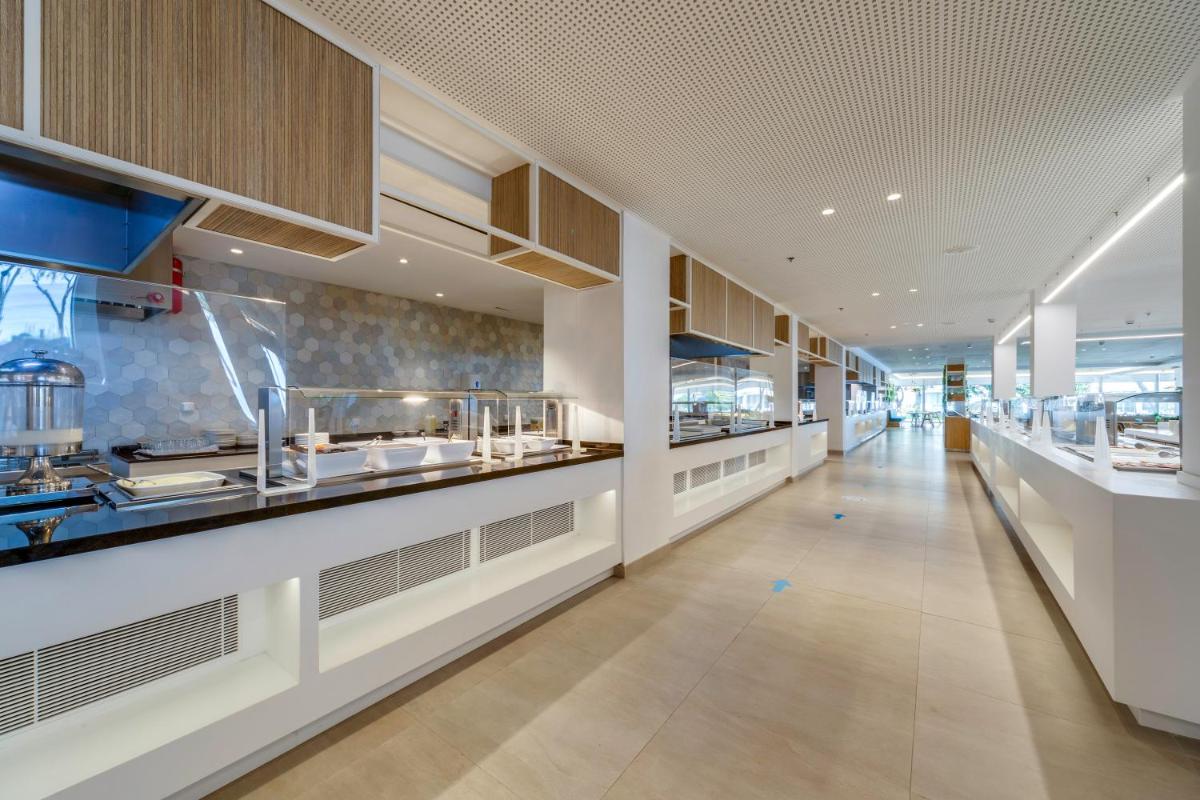 Una cocina o zona de cocina en Playa Esperanza Resort Affiliated by Meliá