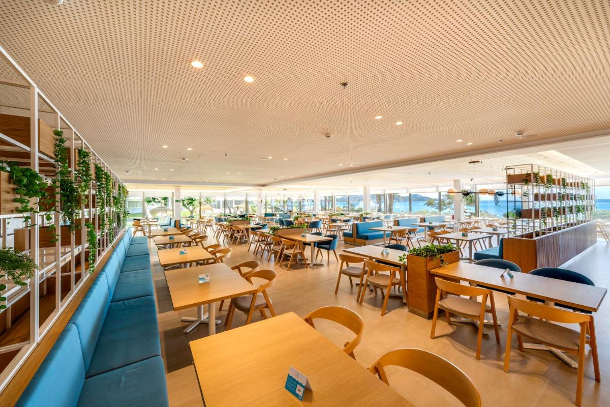 Un restaurante o sitio para comer en Playa Esperanza Resort Affiliated by Meliá