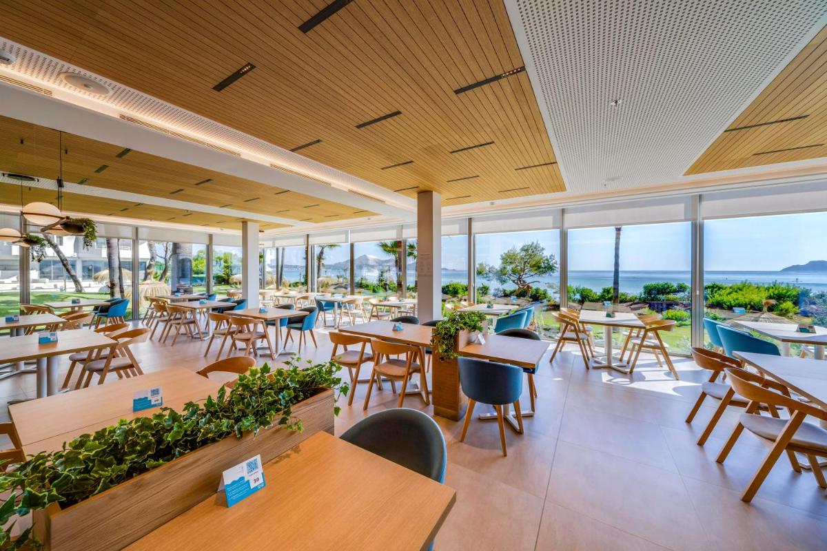 Un restaurante o sitio para comer en Playa Esperanza Resort Affiliated by Meliá