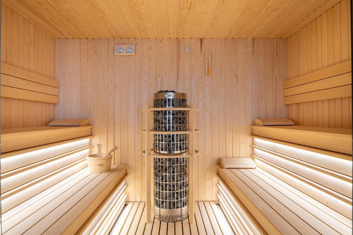 uma sauna com uma pilha de garrafas de vinho em 3HB Faro em Faro