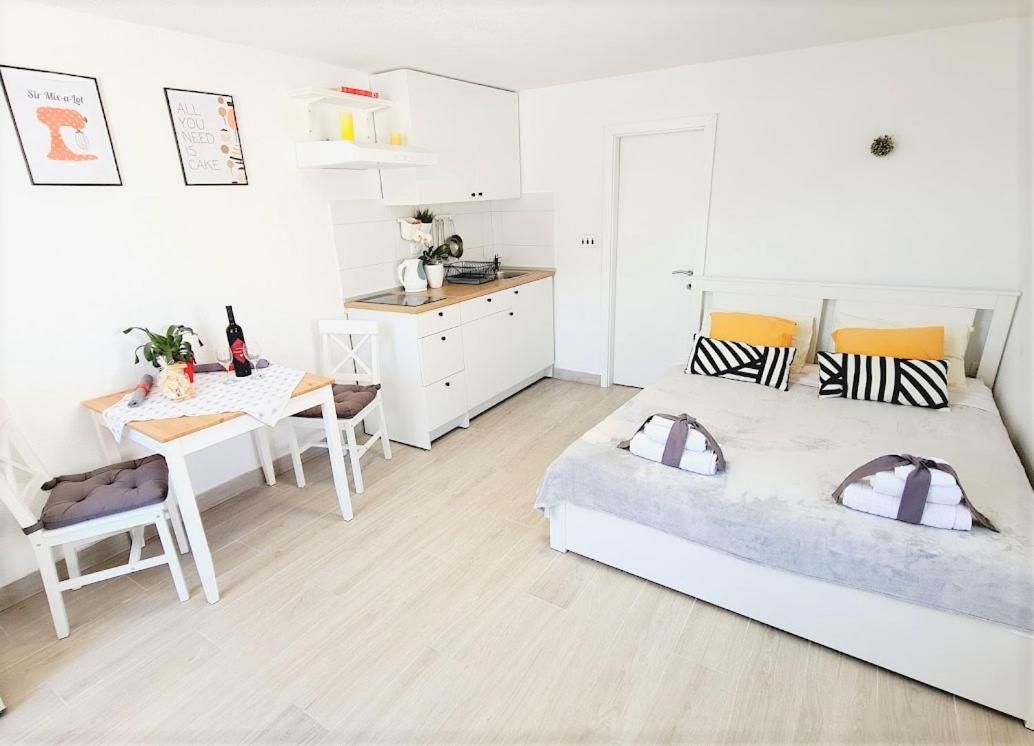 Waterfront studio overlooking The Old city - Housity
