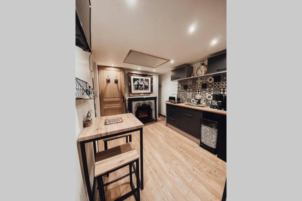 Appartement romantique parisien, baignoire rétro au pied du lit - Housity