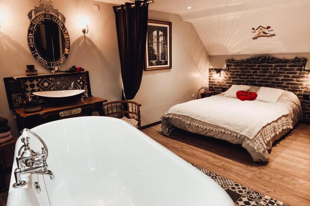 Appartement romantique parisien, baignoire rétro au pied du lit - Hizvo