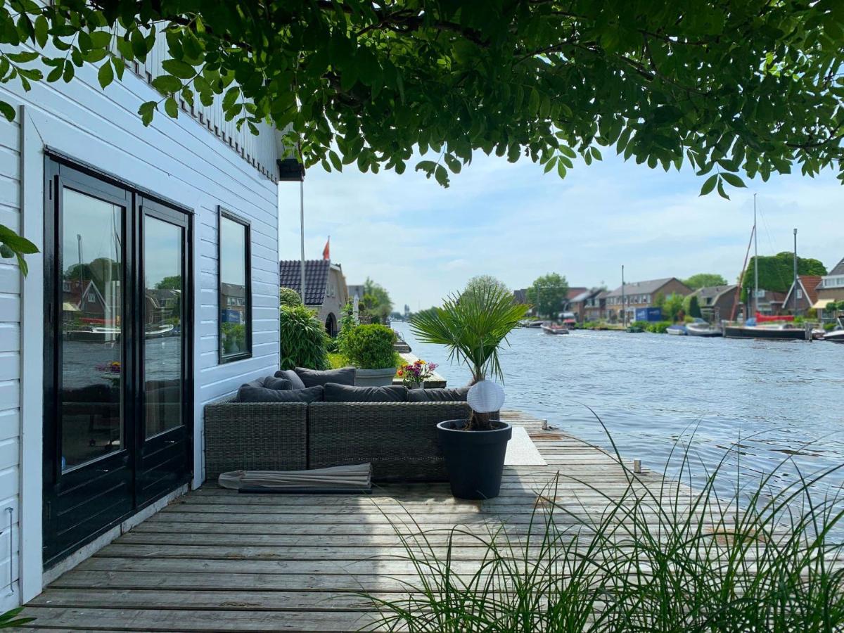 Holiday home at the water, fire place, boat and SUP rent, near Amsterdam - Housity