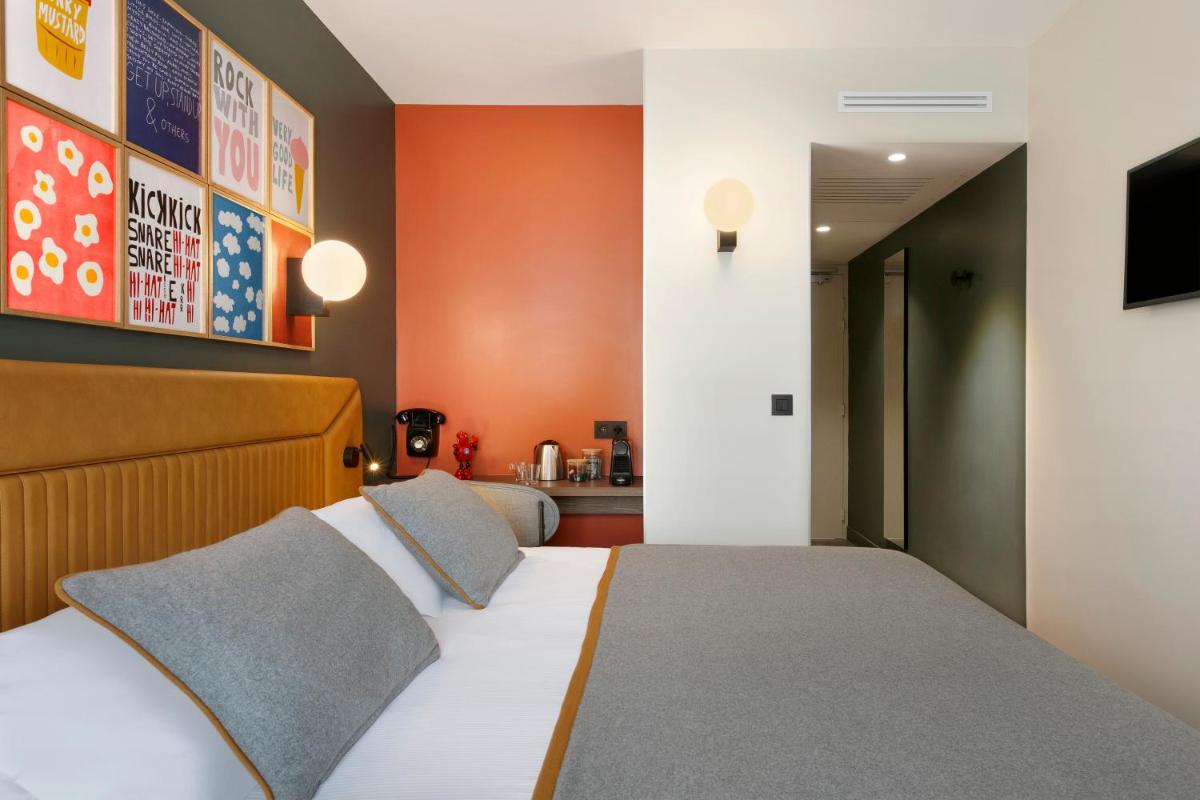 une chambre d'hôtel avec un lit et une télévision dans l'établissement RockyPop Flaine Hotel & Spa, à Flaine 73 autres photos