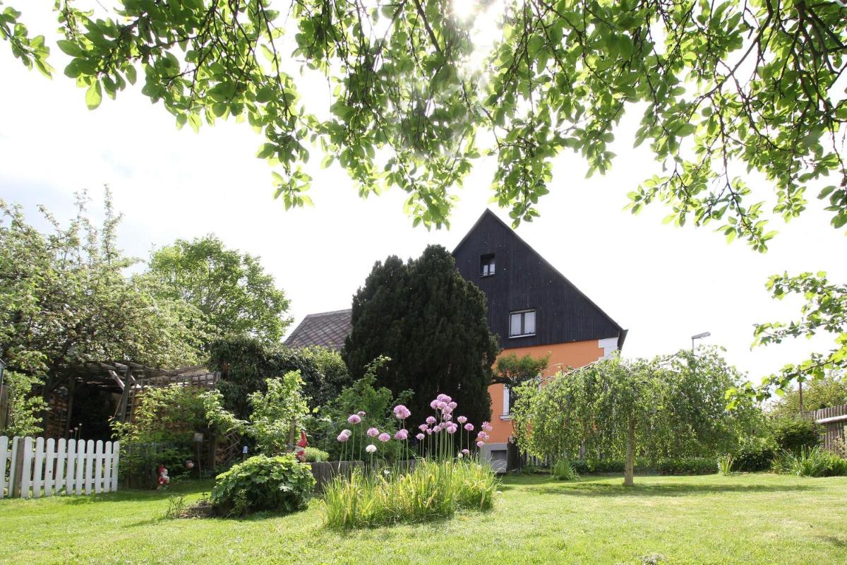 Ferienwohnung-Waldstrasse-mit-Garten-nur-50-Meter-vom-Wald-entfernt - Housity