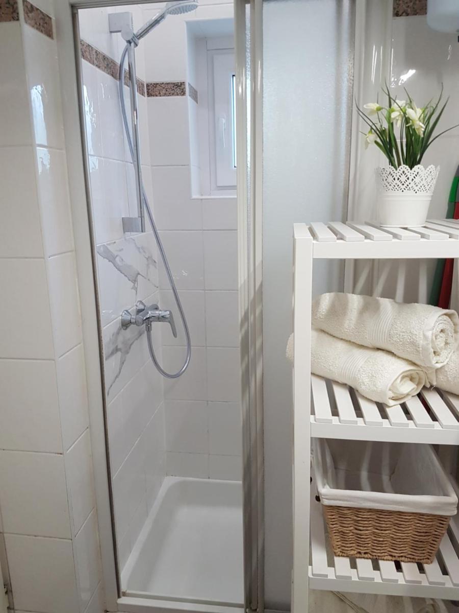 Apartma Žusterna za bazenom - Housity
