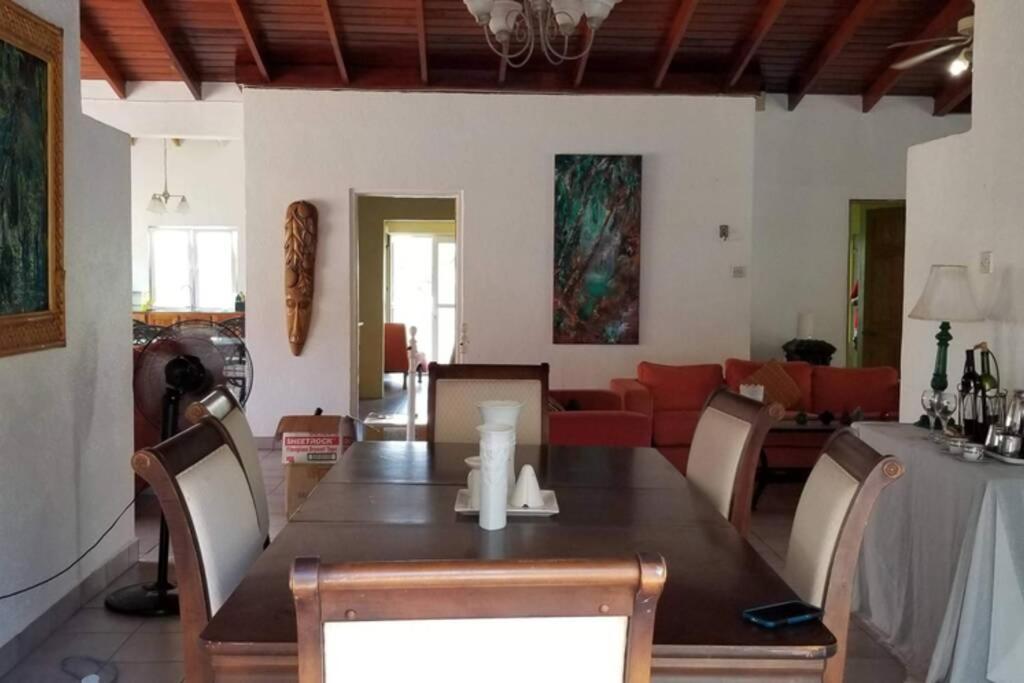 Spacious 4 Bdrm Apt nr Airport and Beach - Housity