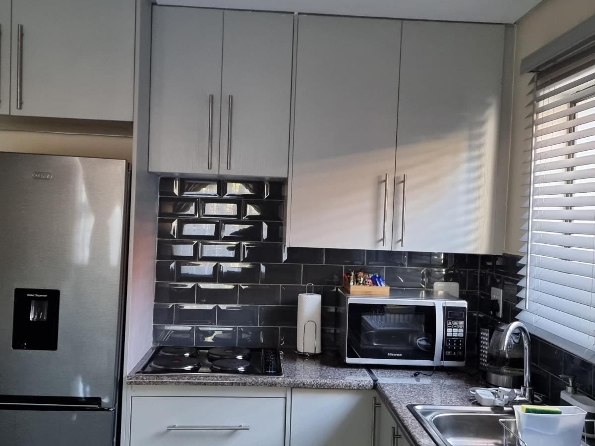 Koena Court (Unit 2) - With Uncapped Fiber Wi-Fi - Housity