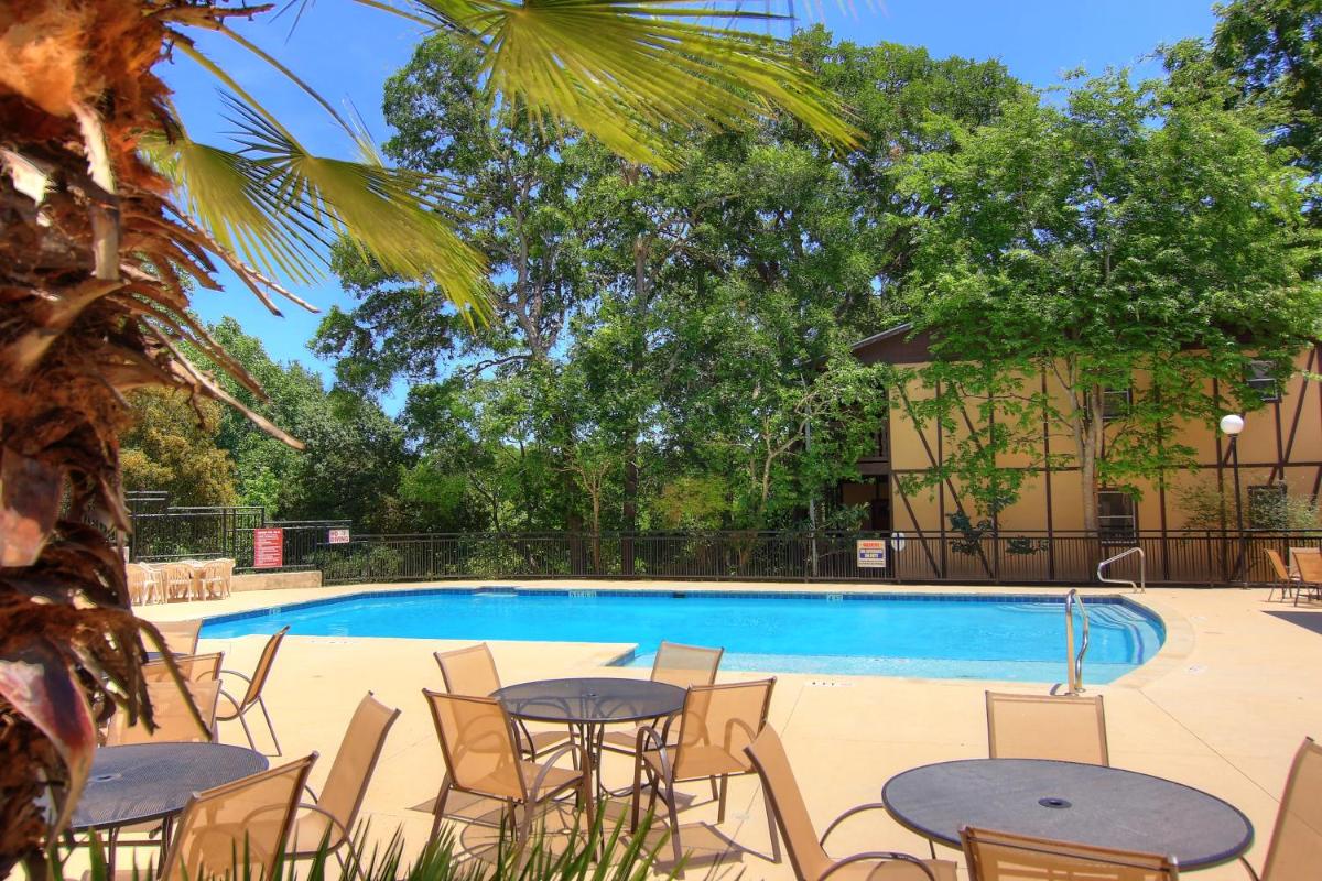The Float Inn 3 CW B209 - Housity