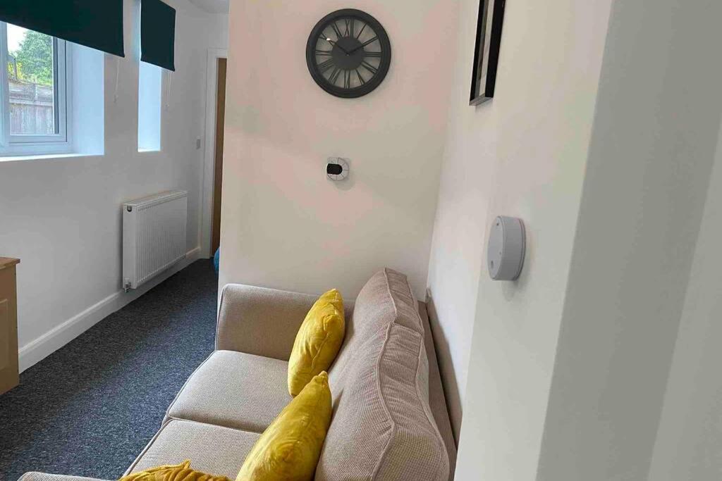 Silver Stag Properties, Self-Contained Suite - Housity