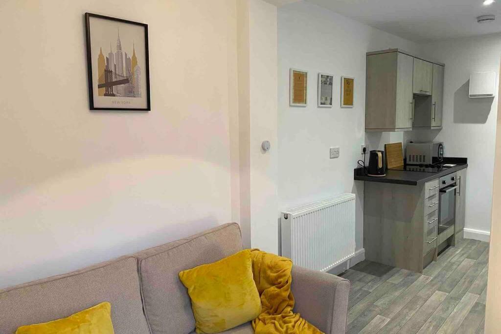 Silver Stag Properties, Self-Contained Suite - Housity