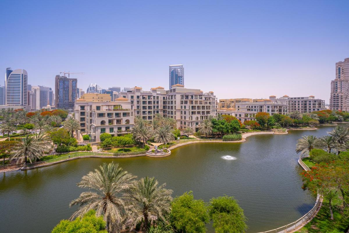 RH - Beautiful canal view, Sleek & spacious Studio, central location - Housity