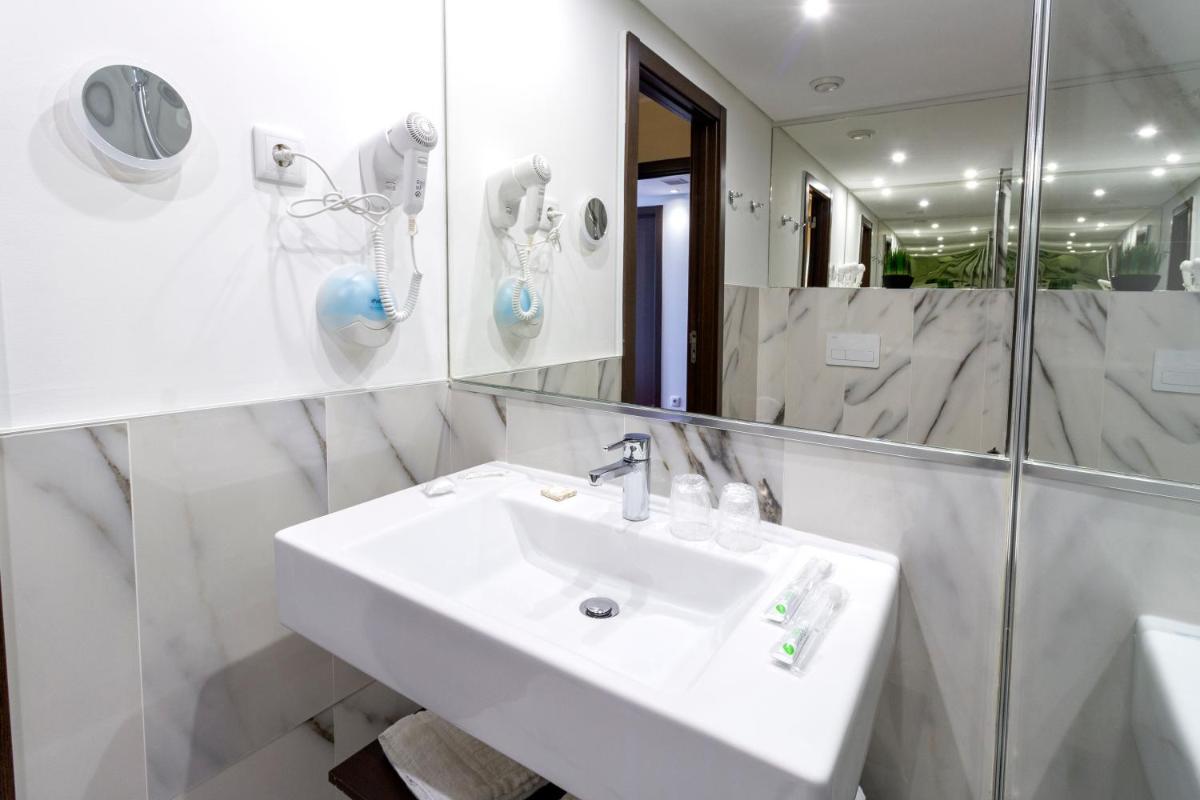 Uma casa de banho em In Gold Hotel & Spa