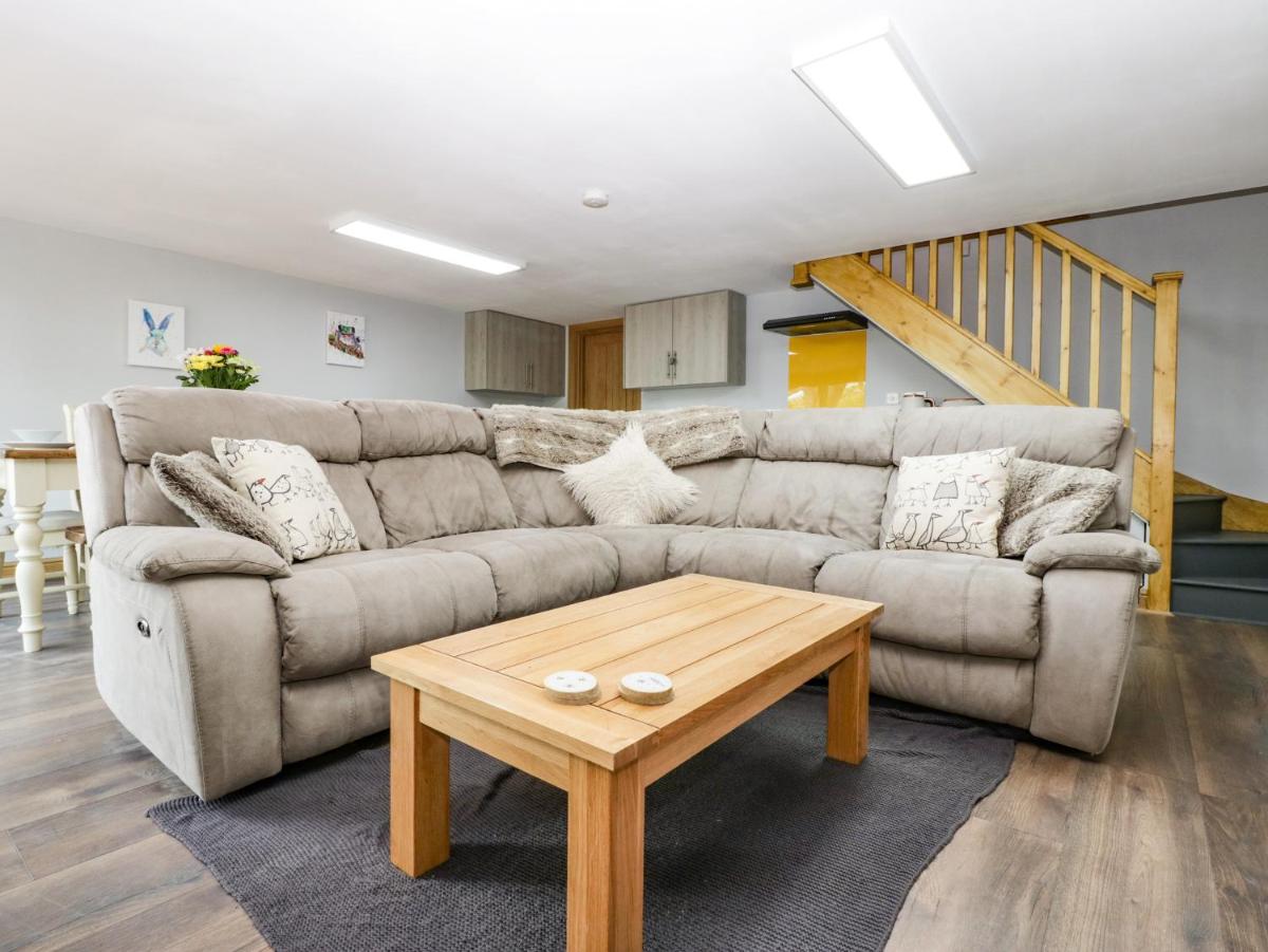 1 Bury Farm Cottage - Housity