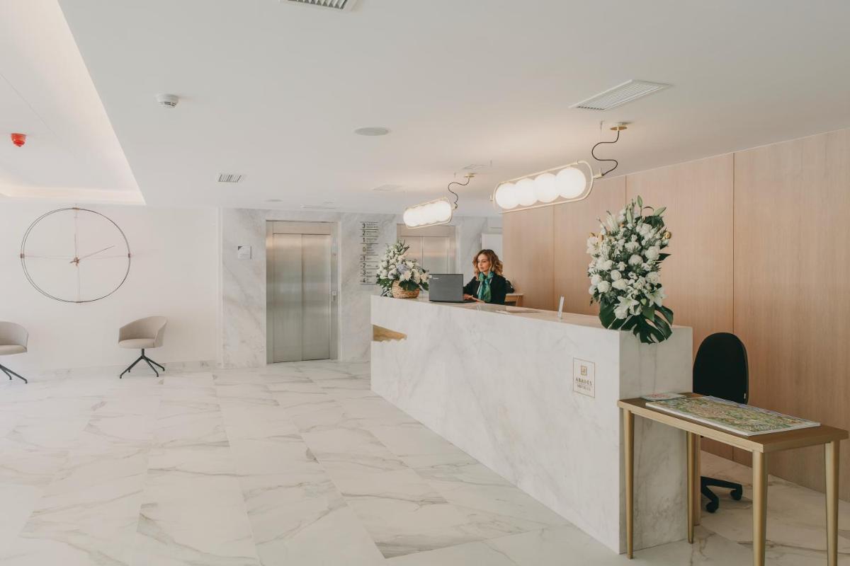 Una mujer parada en un mostrador en un vestíbulo. en Hotel El Mirador, en Loja 32 fotos más