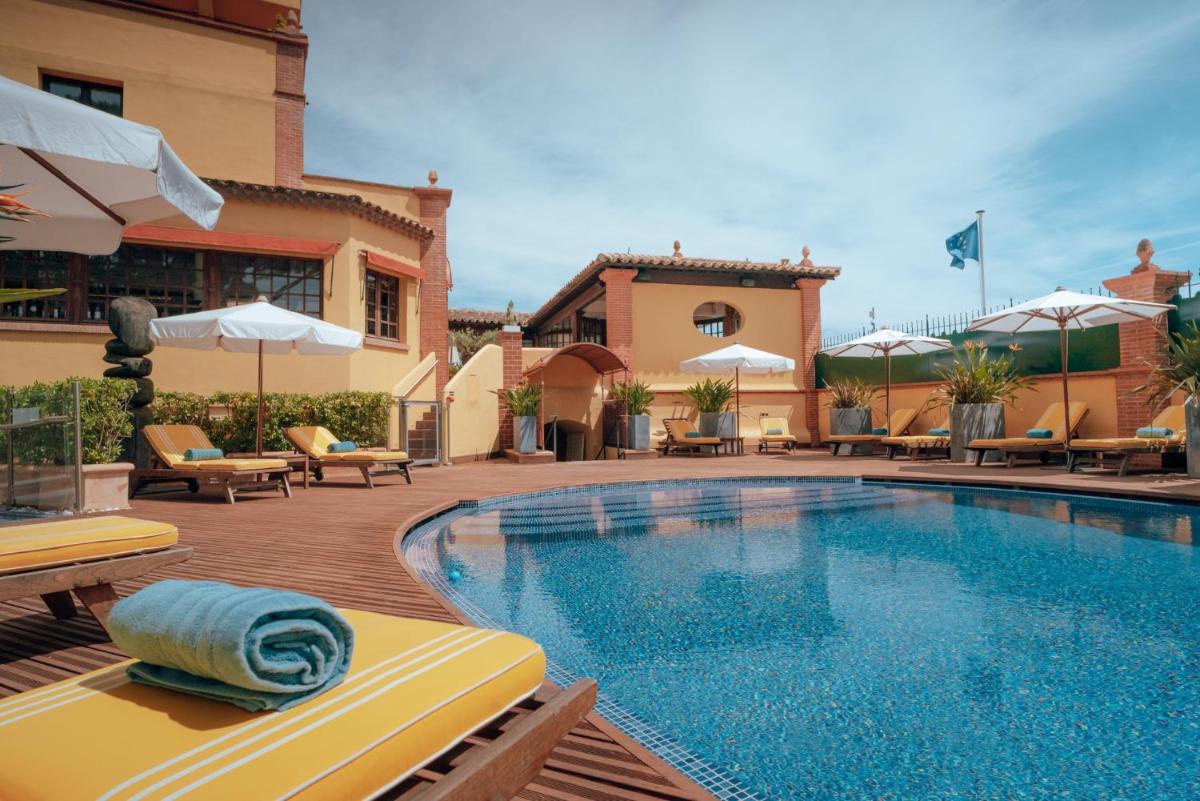 Piscine de l'établissement Ermitage de l'Oasis & Spa - Cannes Mandelieu ou située à proximité