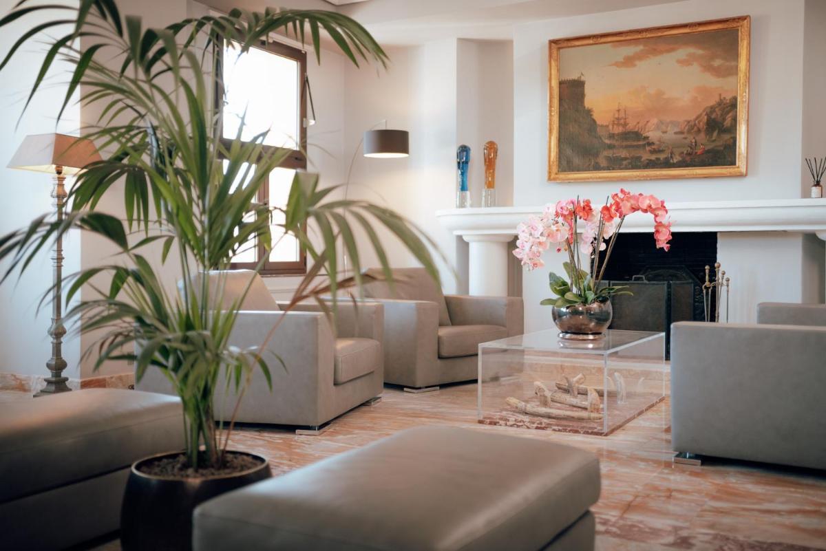Coin salon dans l'établissement Ermitage de l'Oasis & Spa - Cannes Mandelieu
