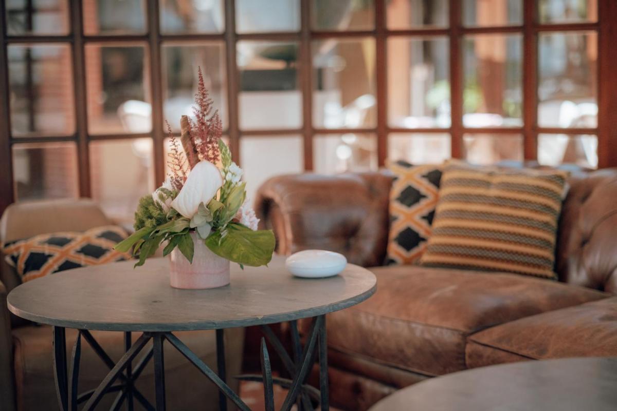 Coin salon dans l'établissement Ermitage de l'Oasis & Spa - Cannes Mandelieu