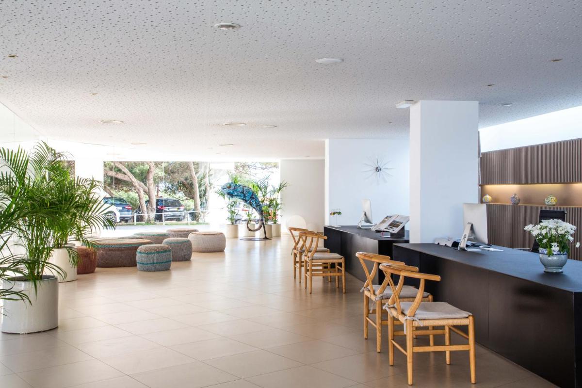 Uma área de estar em Memmo Baleeira - Design Hotels