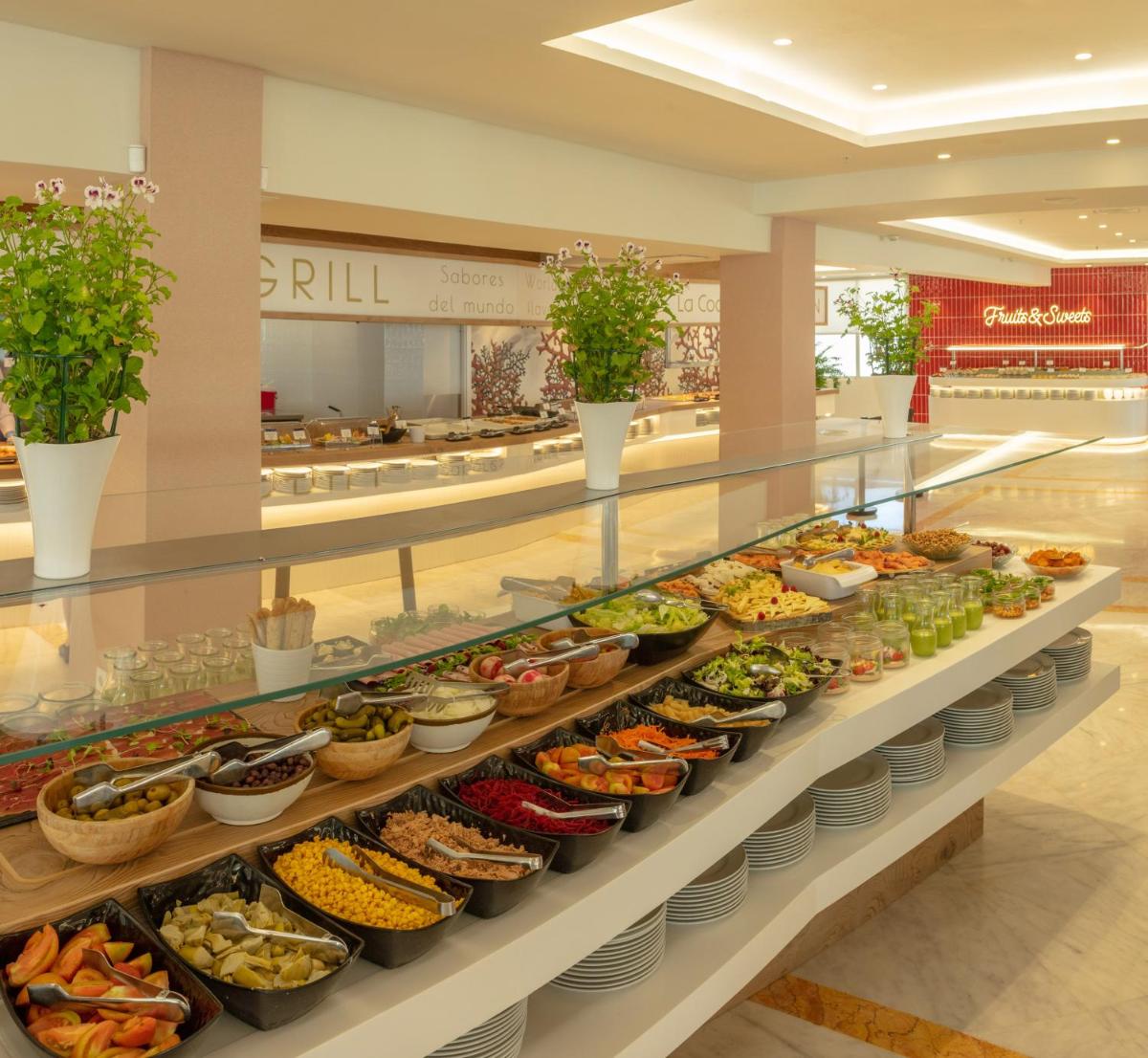 Comida en o cerca de este hotel