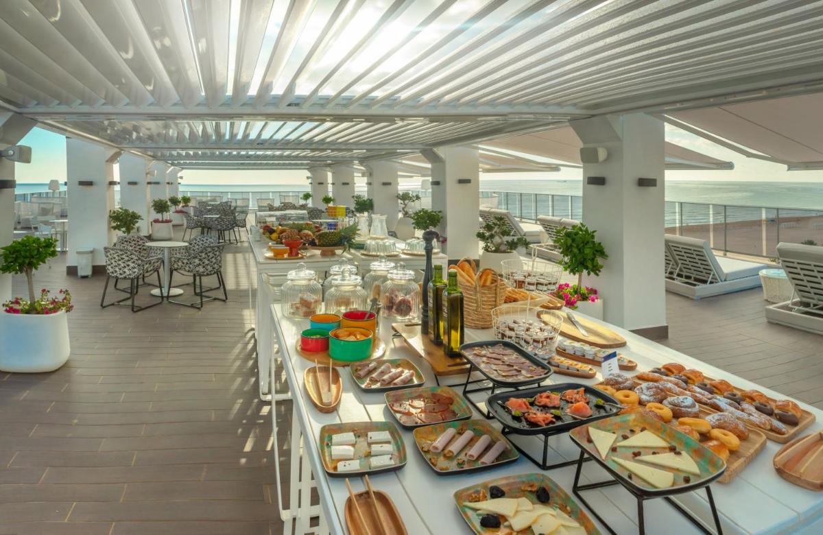 Comida en o cerca de este hotel