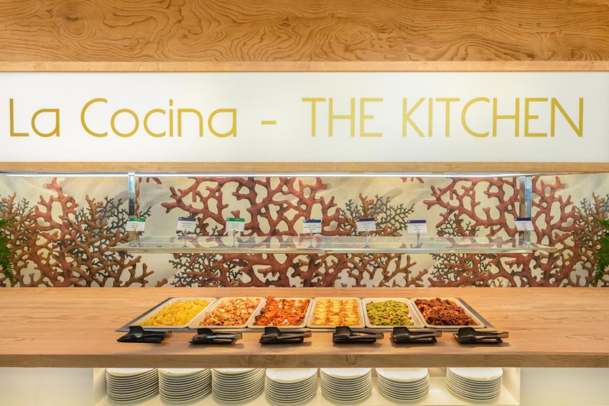 Comida en o cerca de este hotel