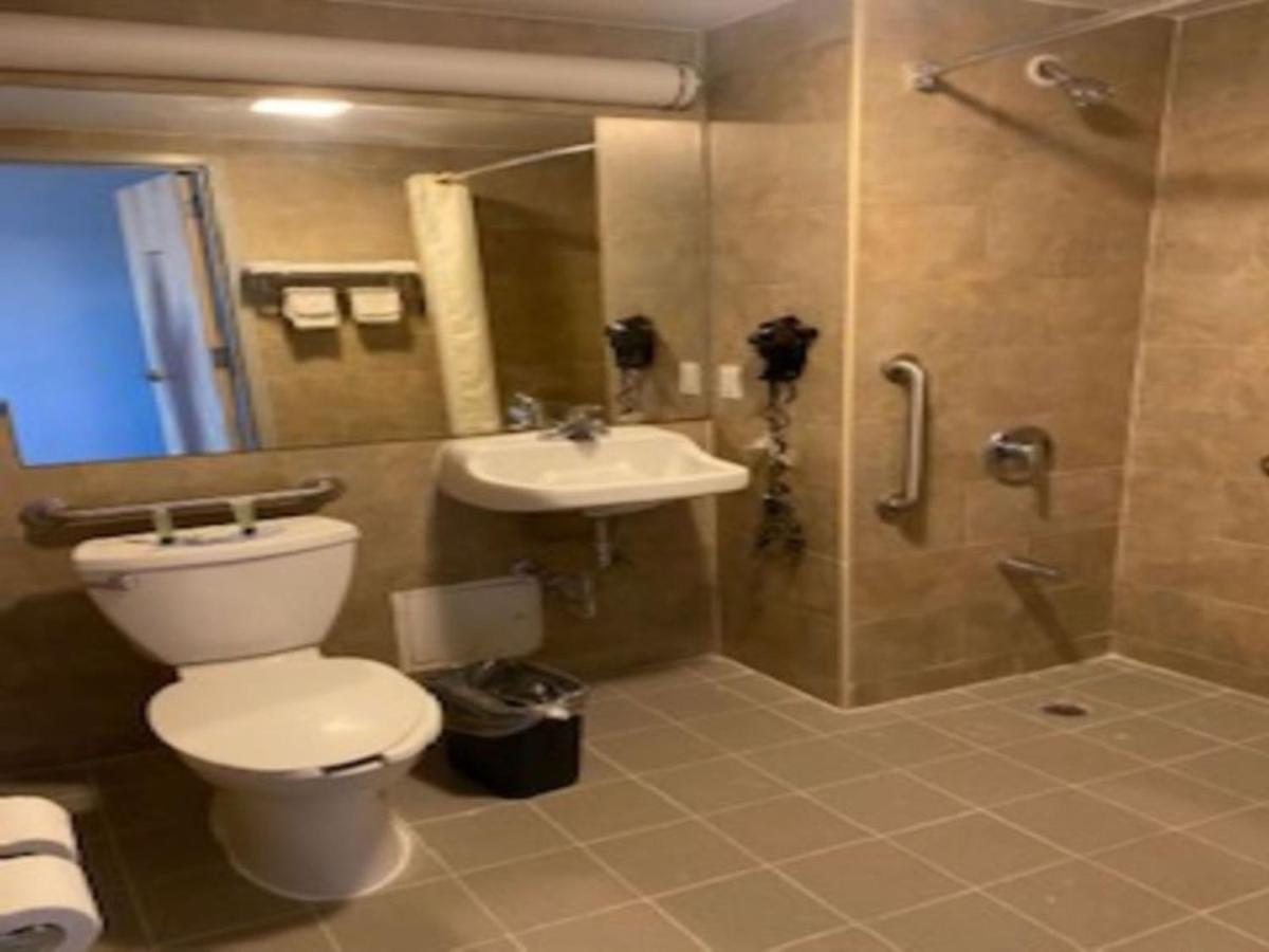 Blue Bird Inn - Housity