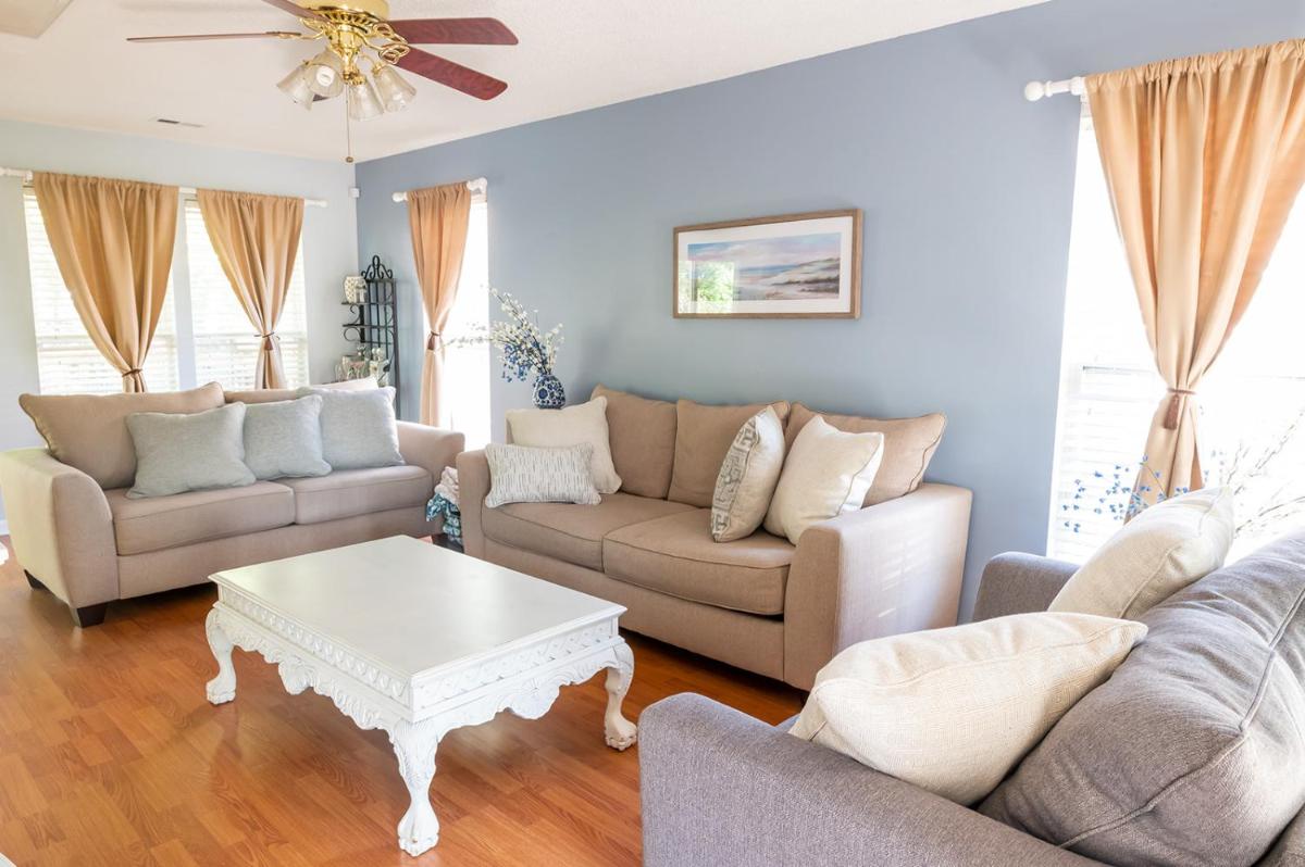 University Escape with hot tub and fire pit - Housity
