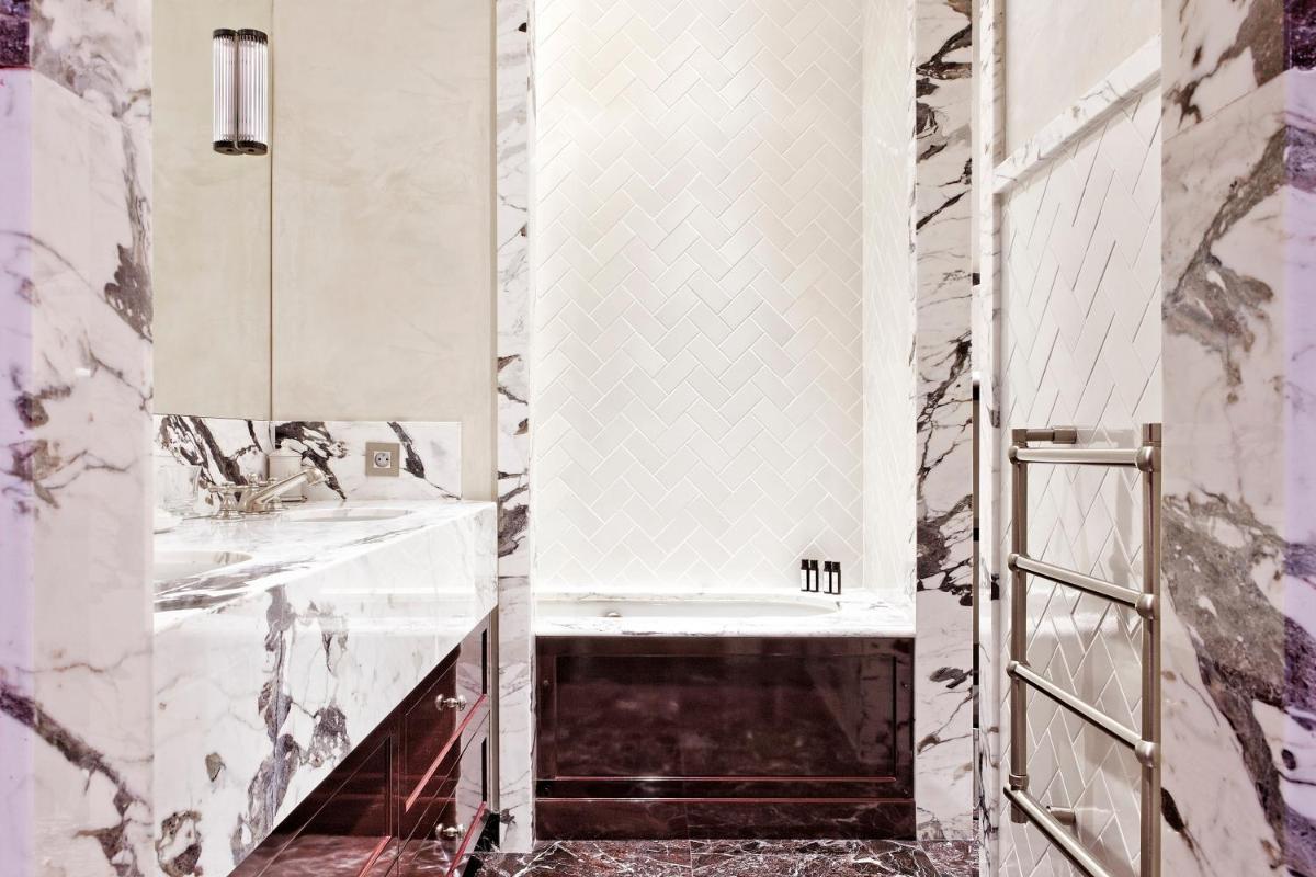 Salle de bains dans l'établissement Saint James Paris