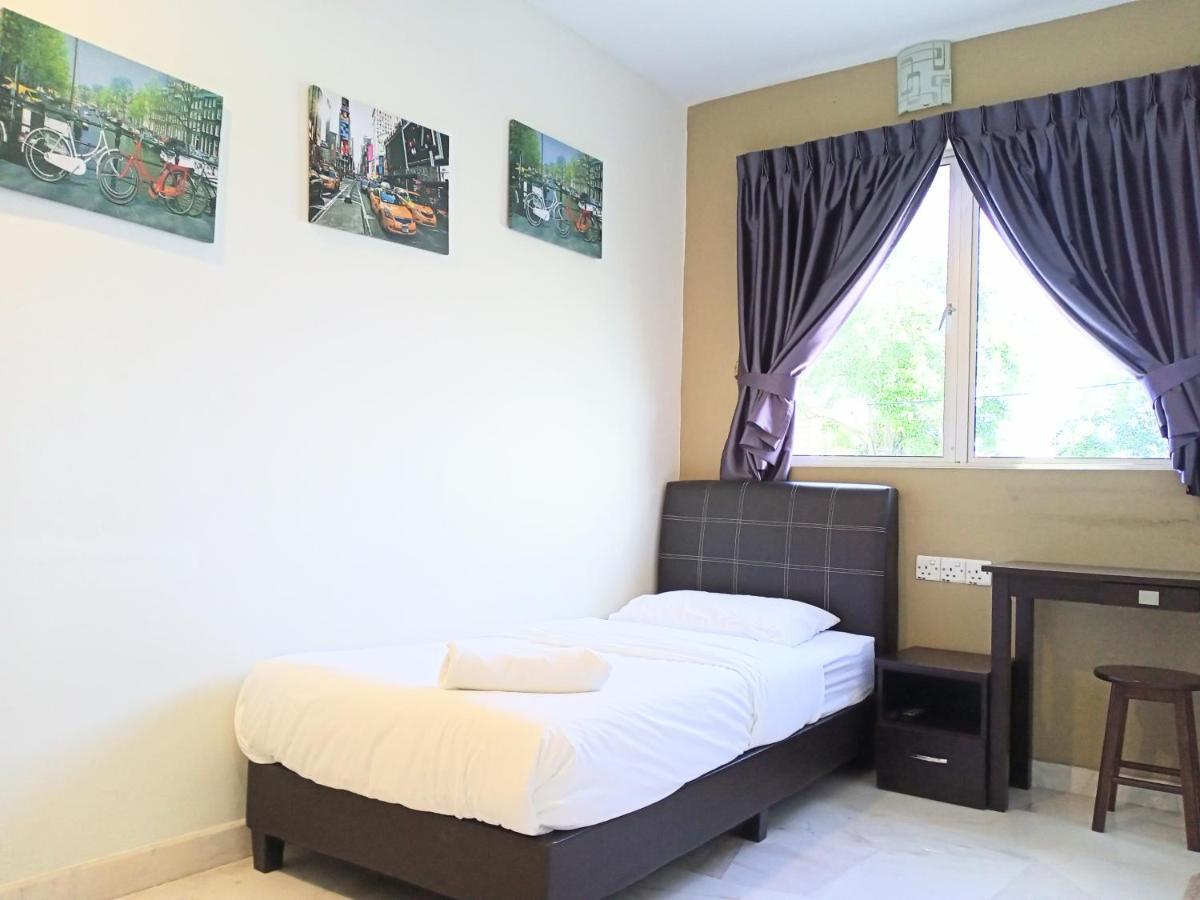 Ipoh Rooms Only-Private Bathrooms Indoor Car Parking SY10 - Housity