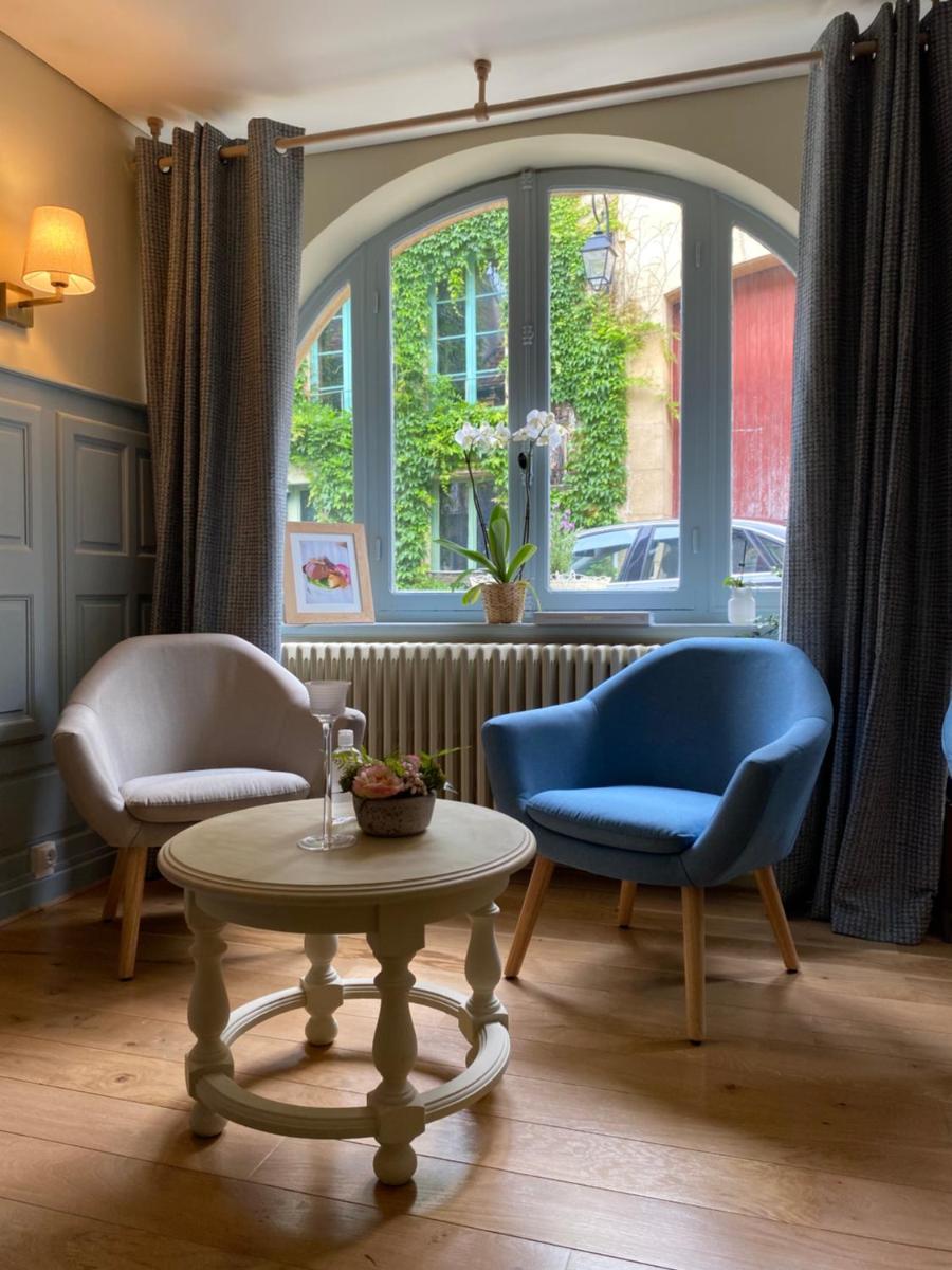 Coin salon dans l'établissement Logis Relais de la Source
