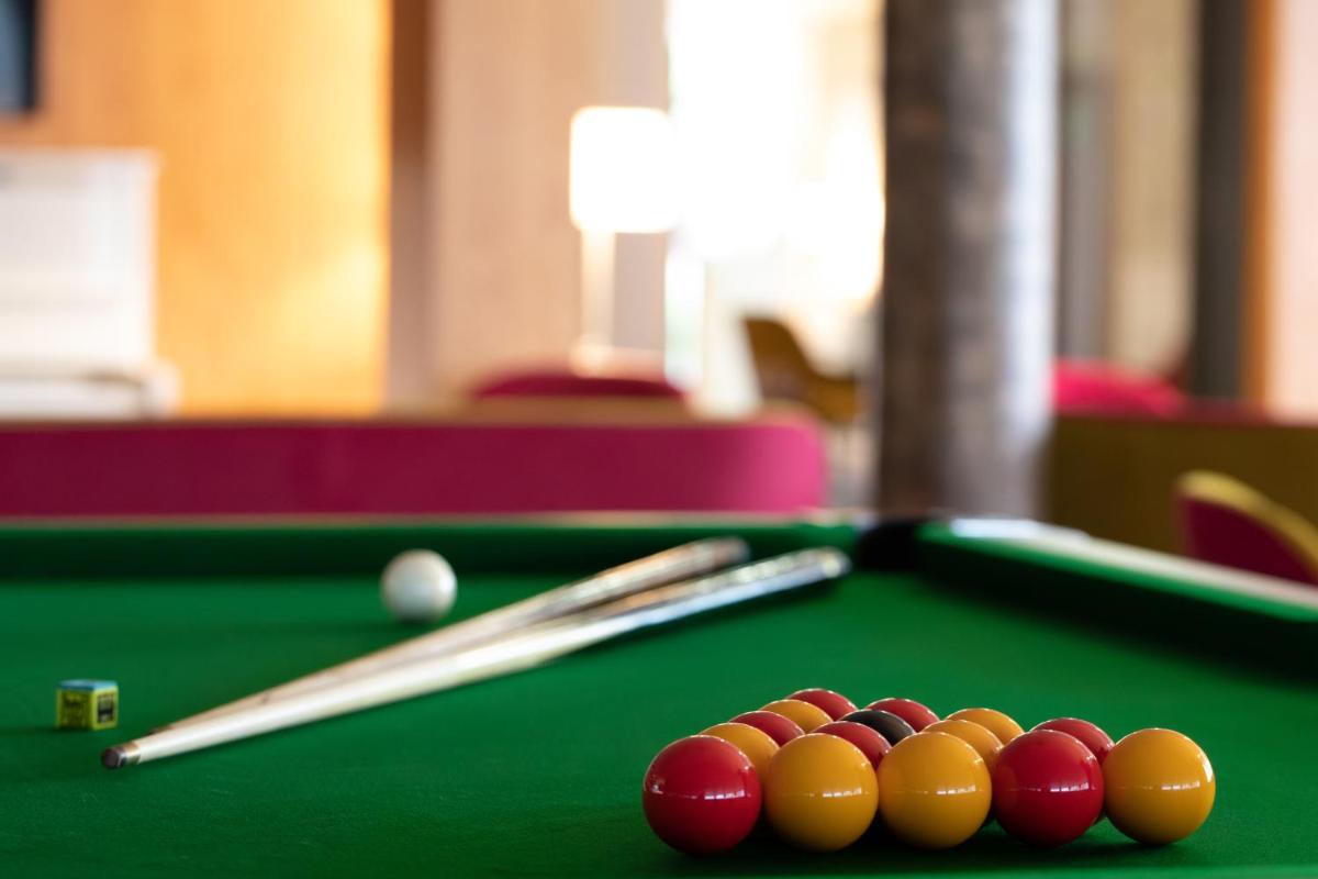 Billard dans l'établissement Le M & Spa Bordeaux Aéroport by Hôtels & Préférence