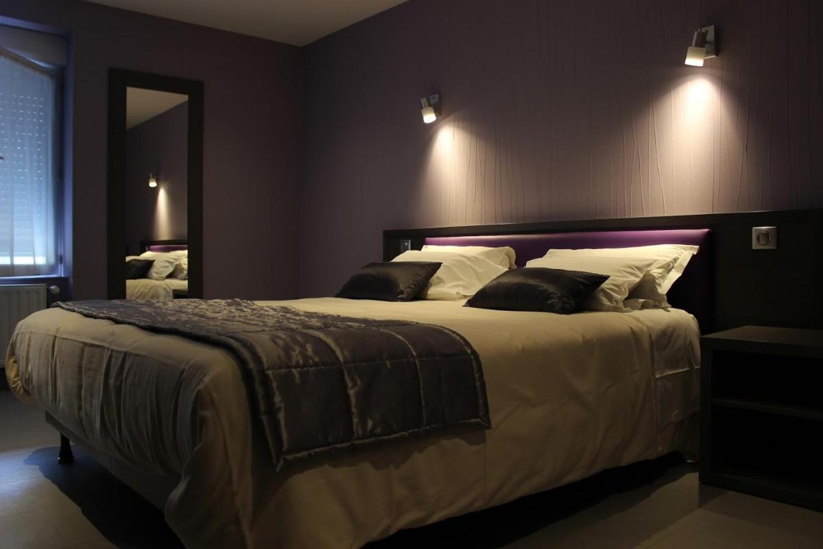Un ou plusieurs lits dans un hébergement de l'établissement Logis Central Hôtel - Restaurant & Spa