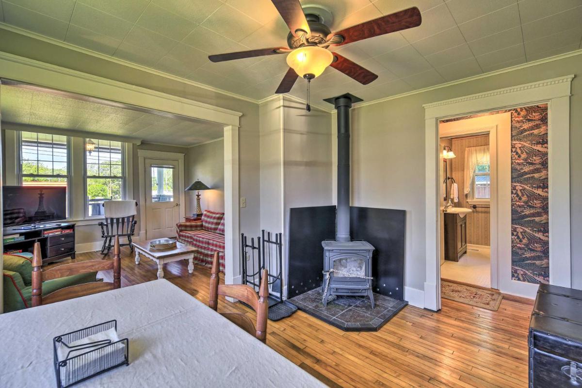 Cozy Damascus Cottage with Porch and Trail Access! - Housity