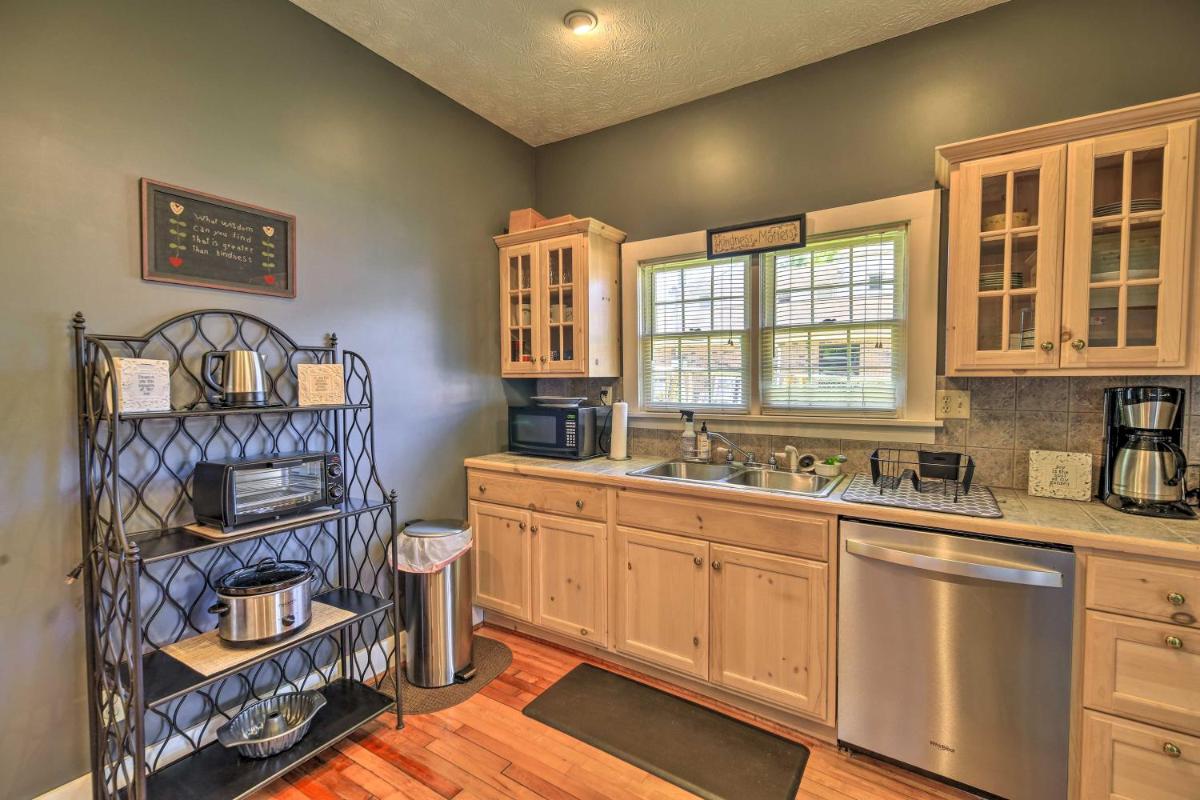 Cozy Damascus Cottage with Porch and Trail Access! - Housity