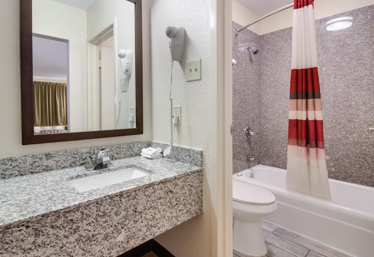 Red Roof Inn & Suites Commerce - Athens - Housity