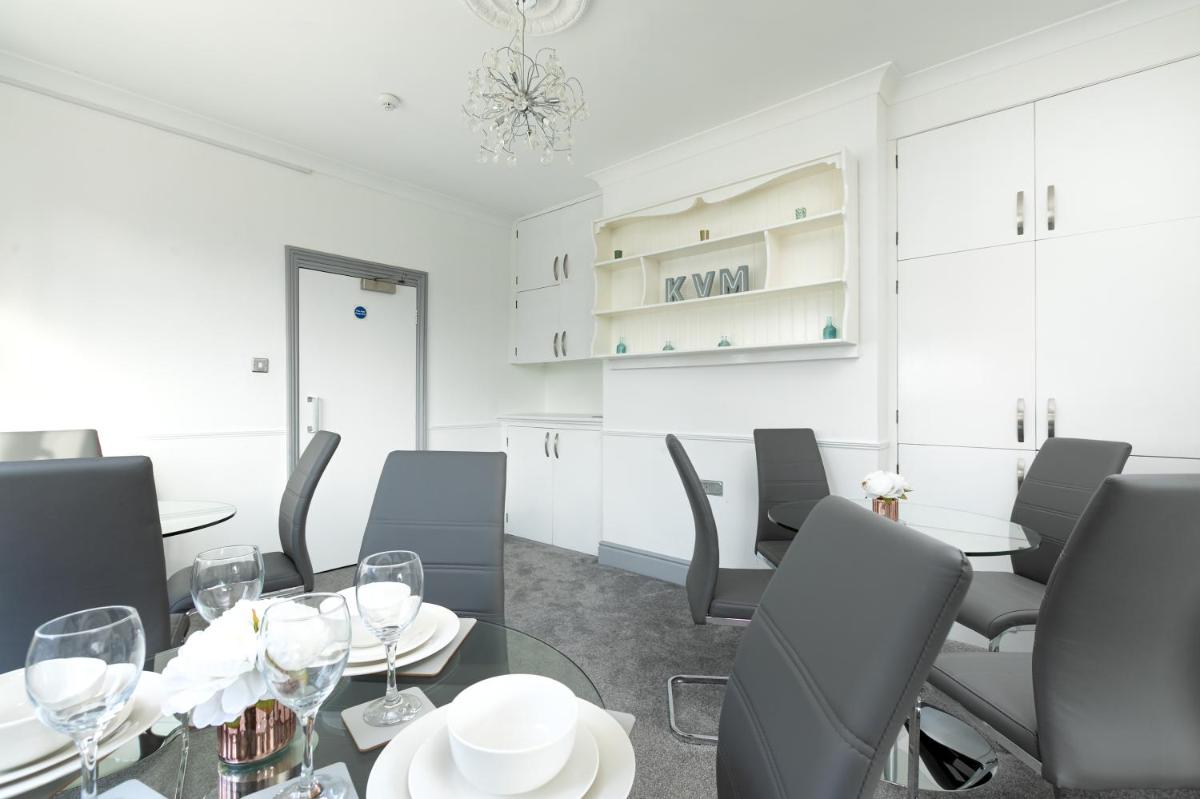 KVM - Sugar Way House for large groups by KVM Stays - Housity