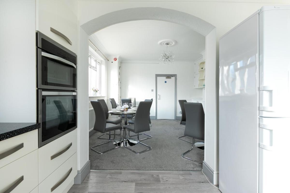 KVM - Sugar Way House for large groups by KVM Stays - Housity