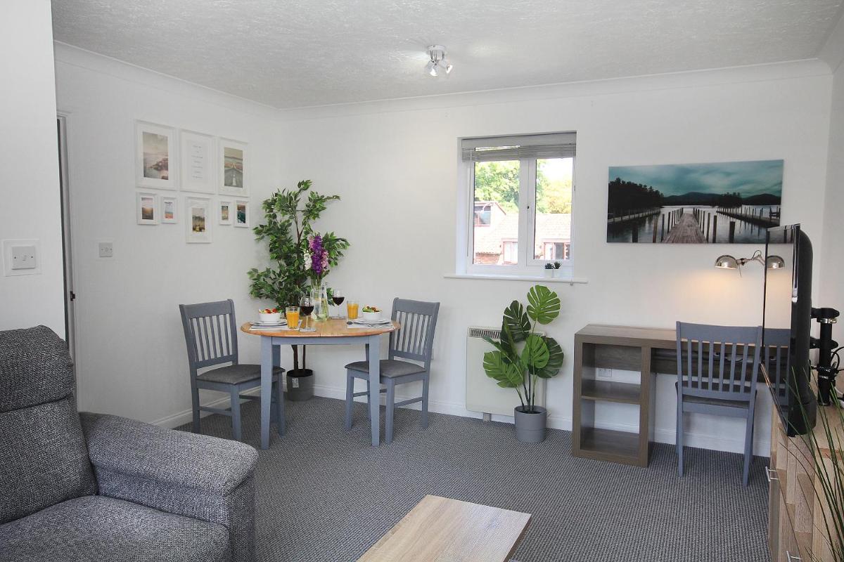ChiPad Mono - Comfy City Centre Apartment with Free Parking Space - Hizvo