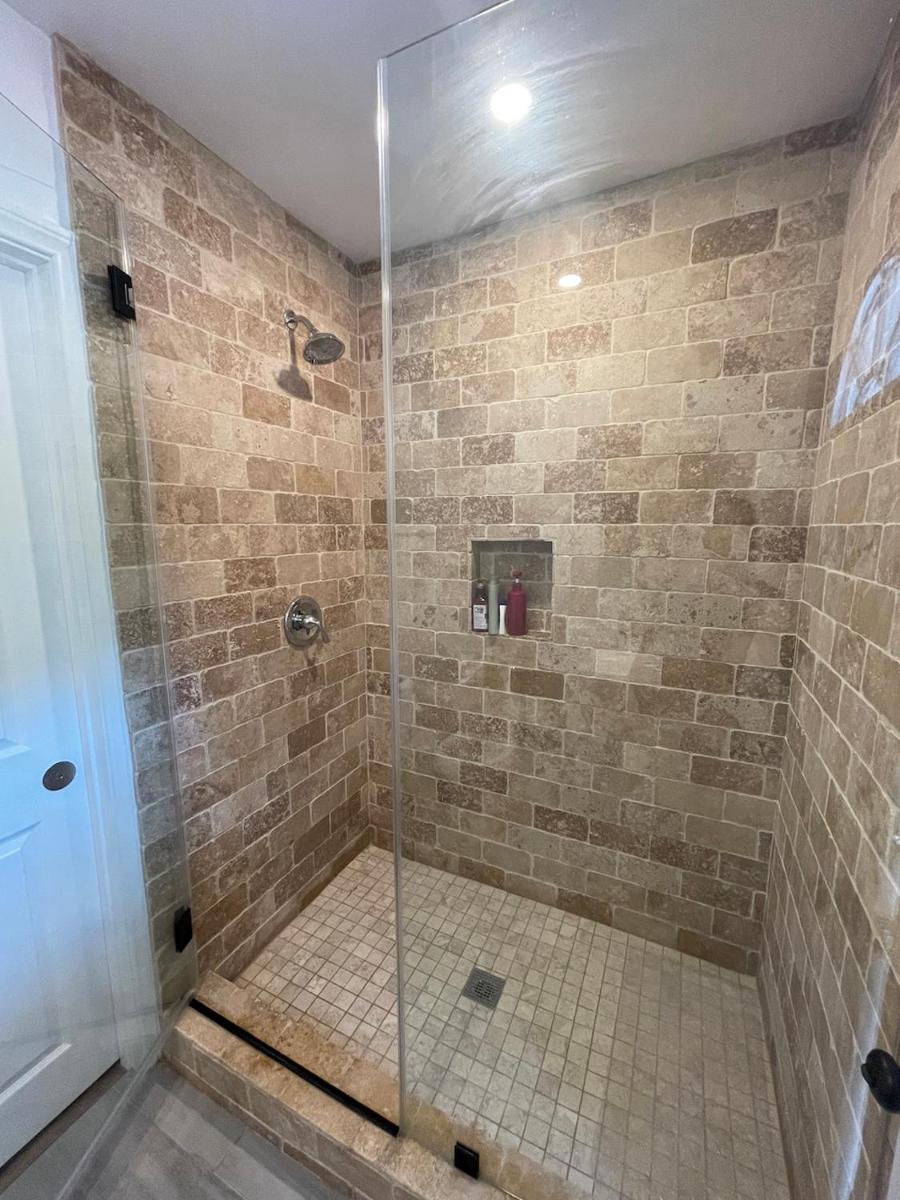 Private Standalone Room w/ TV, WIFI & AC in Carson (South Bay) - Housity
