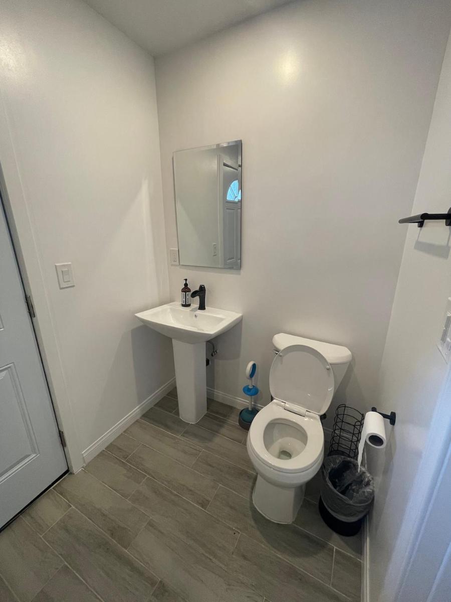 Private Standalone Room w/ TV, WIFI & AC in Carson (South Bay) - Housity