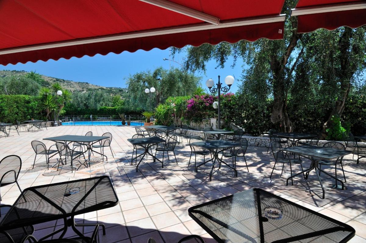 Hotel Apeneste - Housity