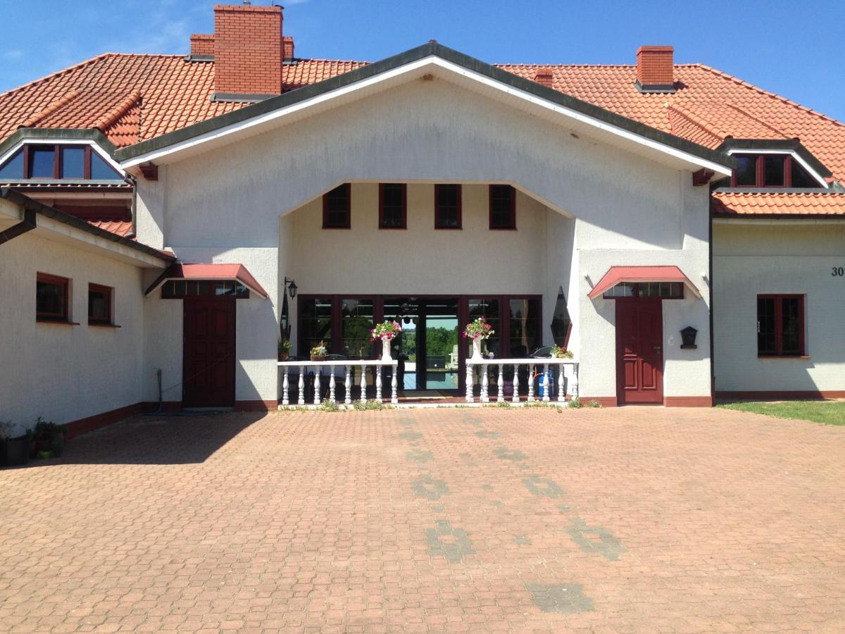 Willa Puńsk z basenem nad jeziorem - Housity