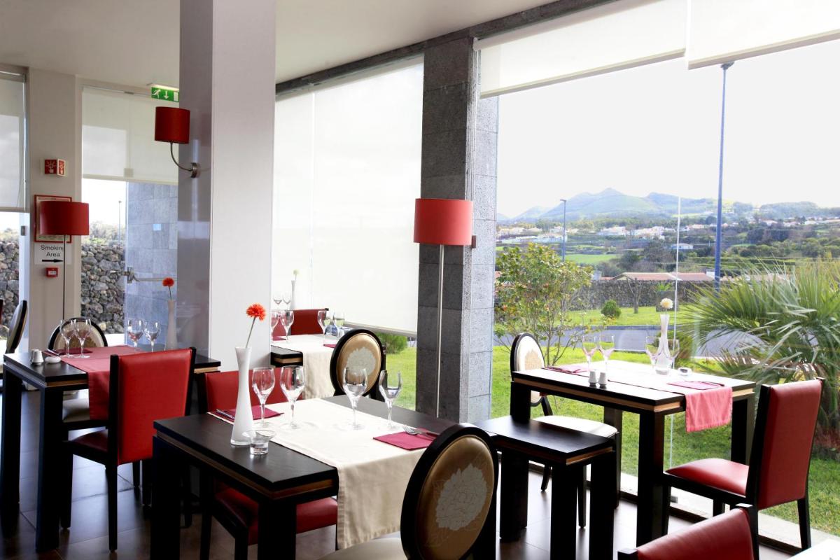 Um restaurante ou outro lugar para comer em Hotel Vale Do Navio